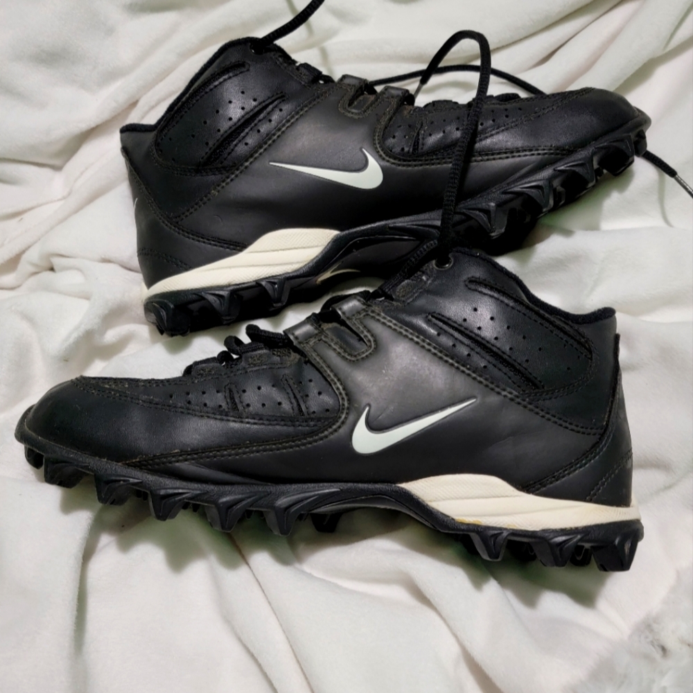 Nike black cleats Size 7.5 Excellent condition!